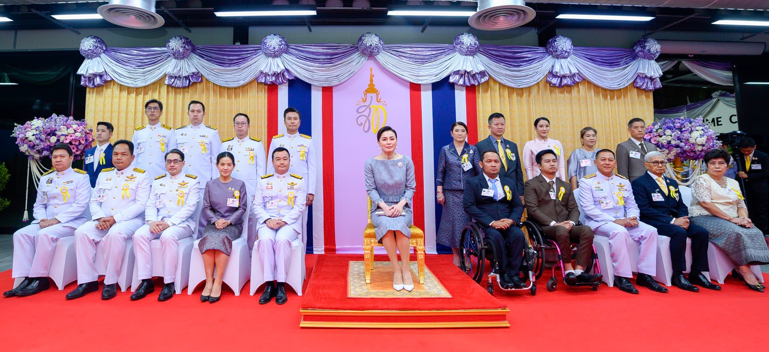 นายสรวงศ์ เทียนทอง เฝ้าฯ รับเสด็จสมเด็จพระนางเจ้าฯ พระบรมราชินี ในการแข่งขันกีฬาฮอกกี้น้ำแข็งคนพิการชิงแชมป์โลก