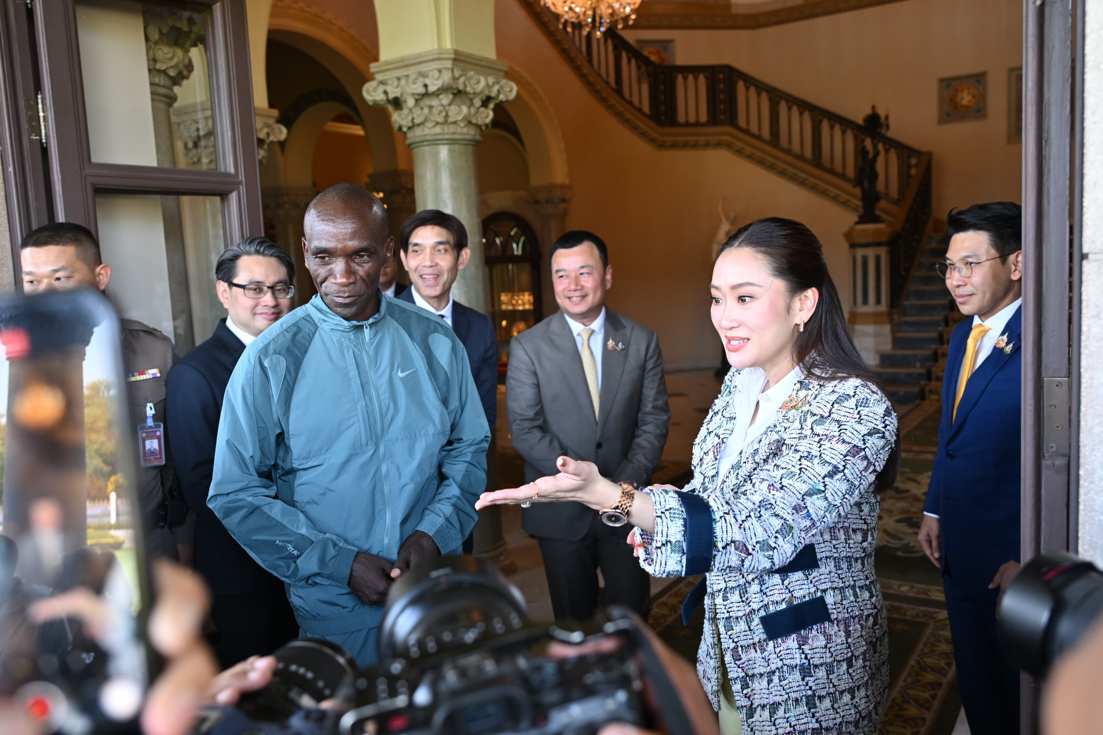 "นายสรวงศ์ เทียนทอง ชื่นชมบทบาทกีฬาในการส่งเสริมสุขภาพและกระตุ้นการท่องเที่ยวไทย พร้อมต้อนรับ 'เอลีอุด คิปโชกี' ตำนานมาราธอนระดับโลก"