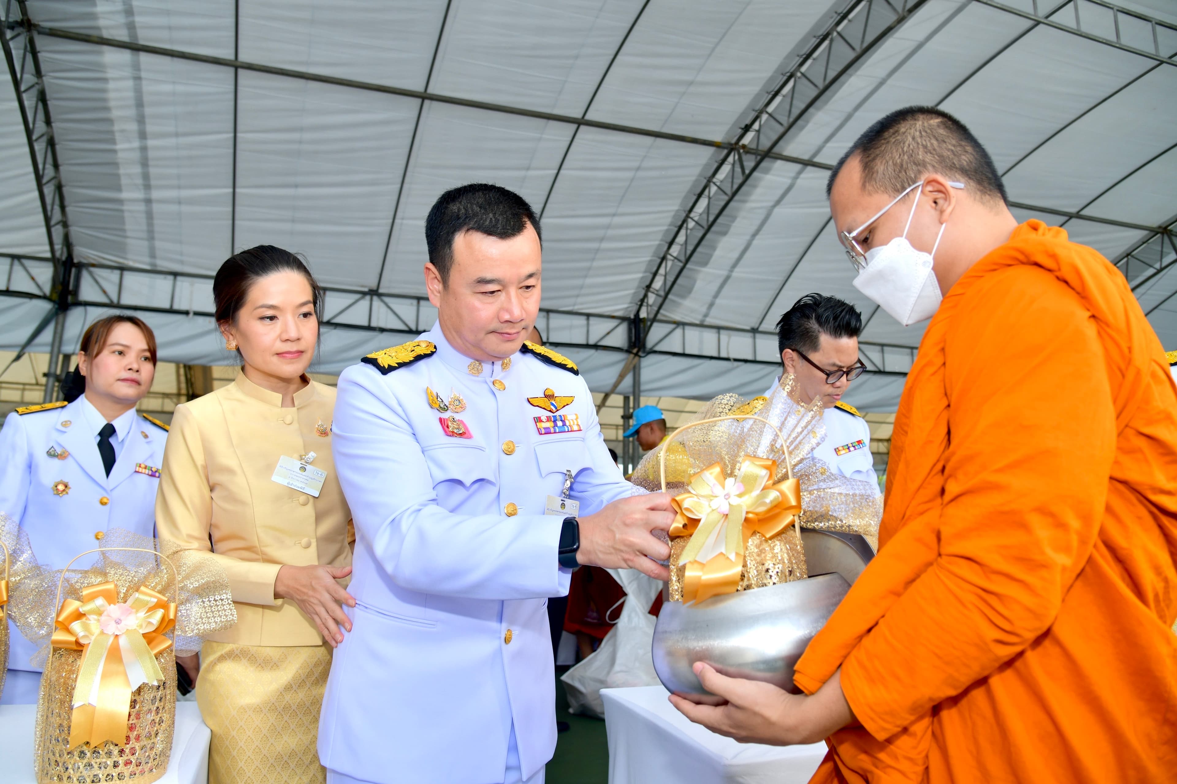 รัฐมนตรีว่าการกระทรวงการท่องเที่ยวและกีฬา และภริยา ร่วมพิธีทำบุญตักบาตร เนื่องในวันคล้ายวันพระบรมราชสมภพ รัชกาลที่ 9 วันชาติ และวันพ่อแห่งชาติ 5 ธันวาคม 2567