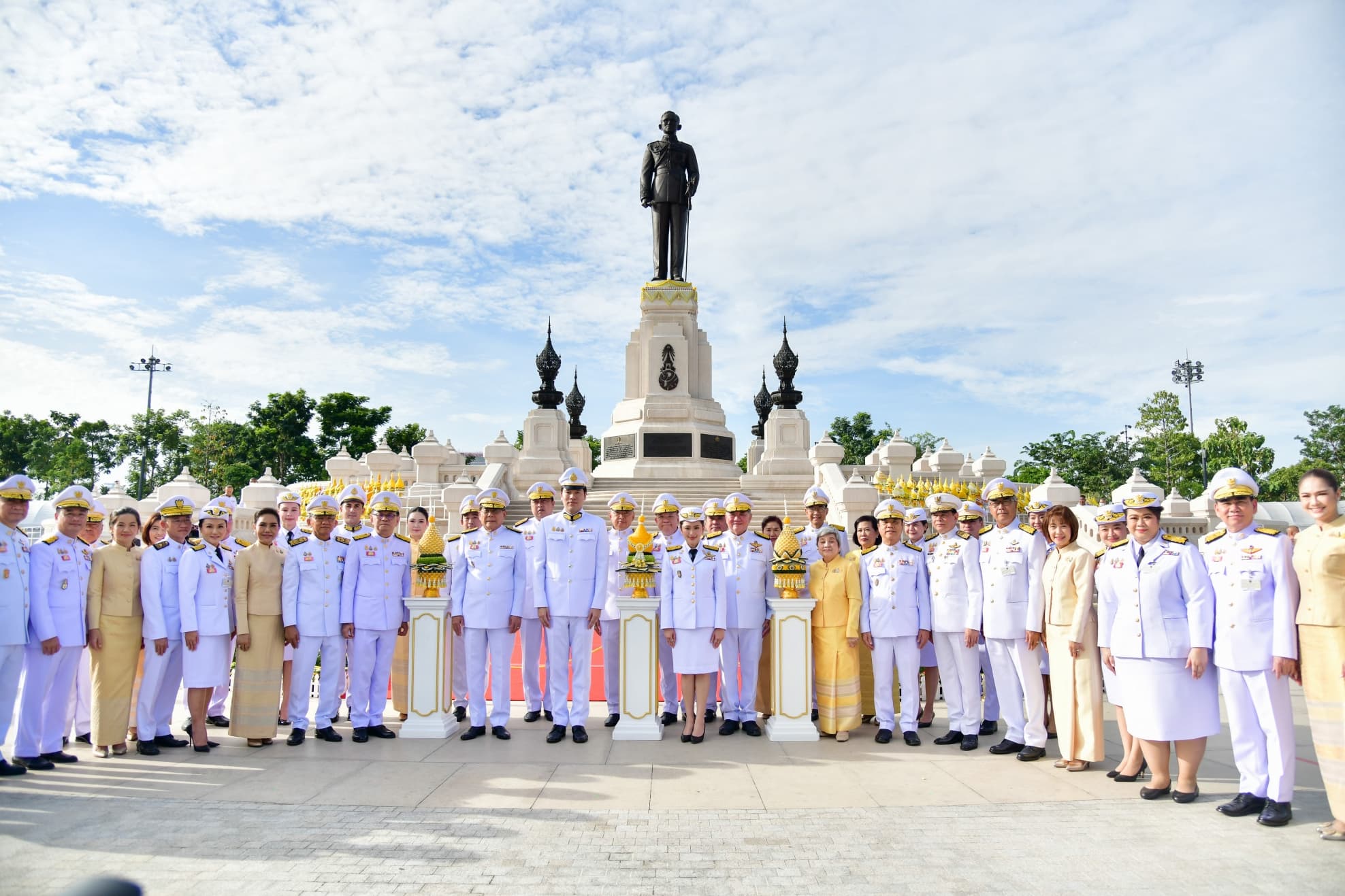 รัฐมนตรีว่าการกระทรวงการท่องเที่ยวและกีฬา และภริยา ร่วมพิธีวางพานพุ่มดอกไม้ถวายราชสักการะ เนื่องในวันคล้ายวันพระบรมราชสมภพ รัชกาลที่ 9 วันชาติ และวันพ่อแห่งชาติ 5 ธันวาคม 2567