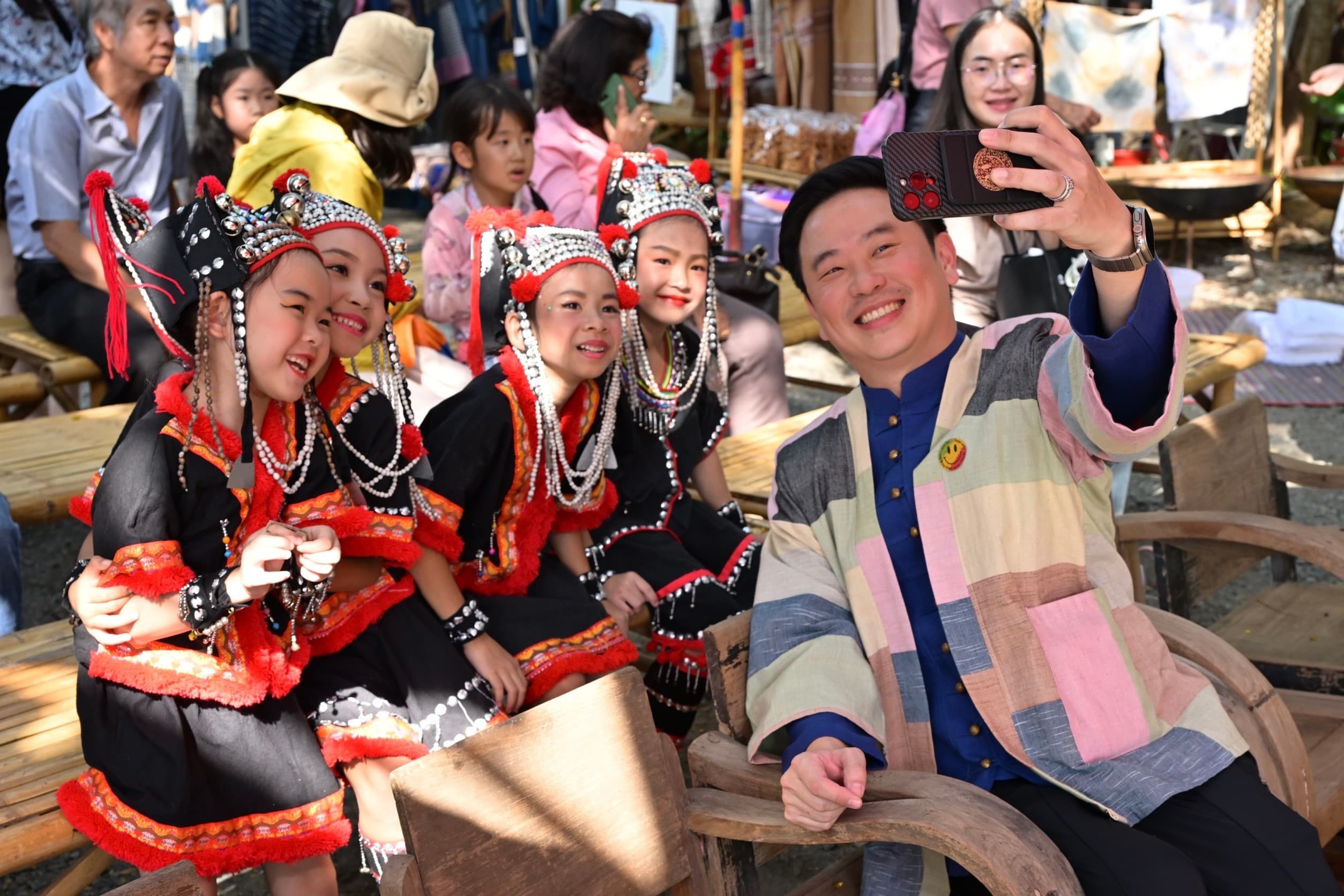 ผู้ช่วยรมว.ท่องเที่ยวและกีฬาและชาวเชียงใหม่ขอเชิญชวนนักท่องเที่ยวมาซึมซับวัฒนธรรมชุมชนโหล่งฮิมคาว ในงาน“กาดต่อนยอน ตอน กิ๋นคราฟท์”