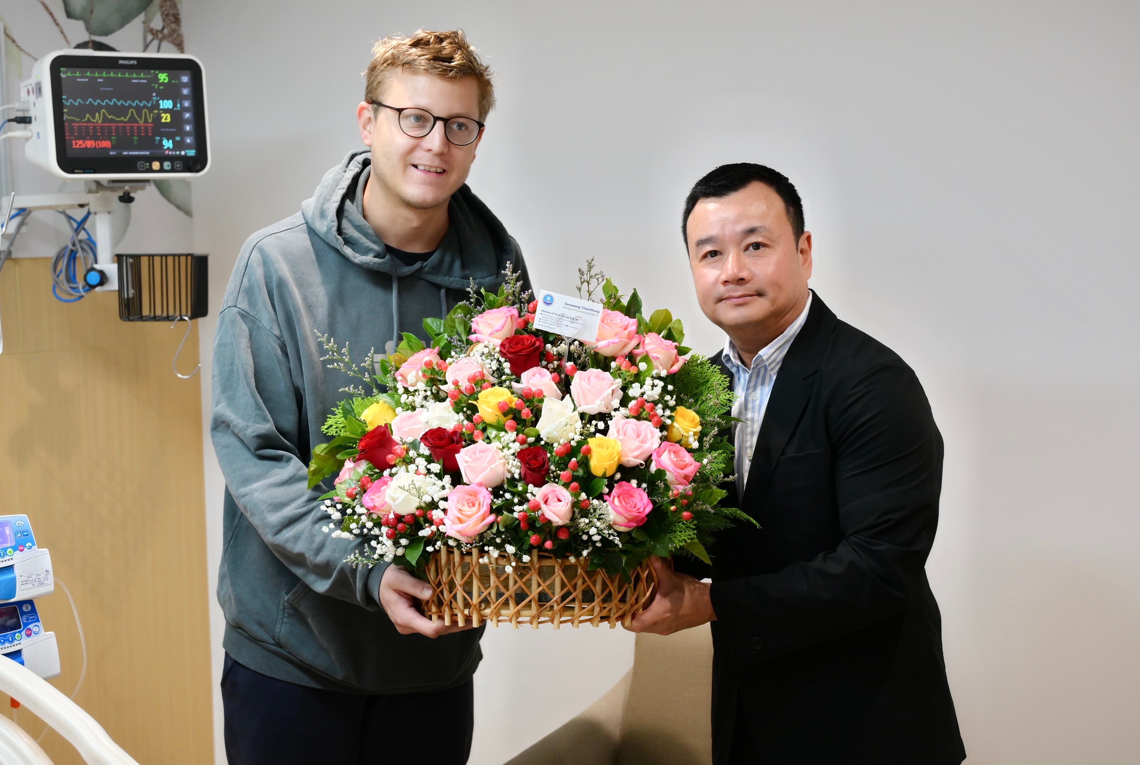 รมว.ท่องเที่ยวและกีฬา เยี่ยมนักท่องเที่ยวบาดเจ็บจากเหตุเพลิงไหม้ พร้อมประกาศมาตรการช่วยเหลือ