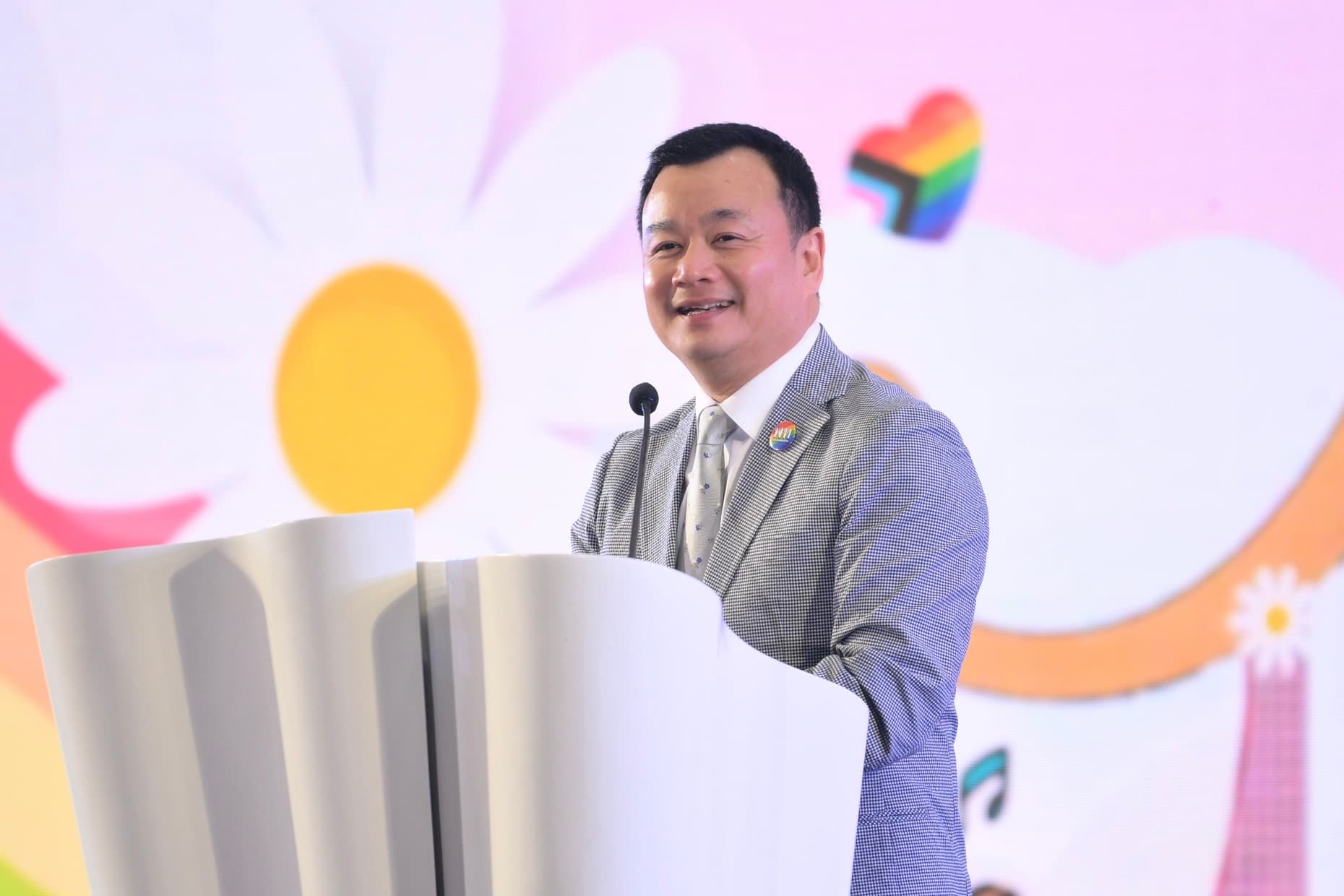 รมว.สรวงศ์ ร่วมแสดงความยินดีกับชาว LGBTQ+ ในวันสมรสเท่าเทียมวันแรกของประเทศไทย