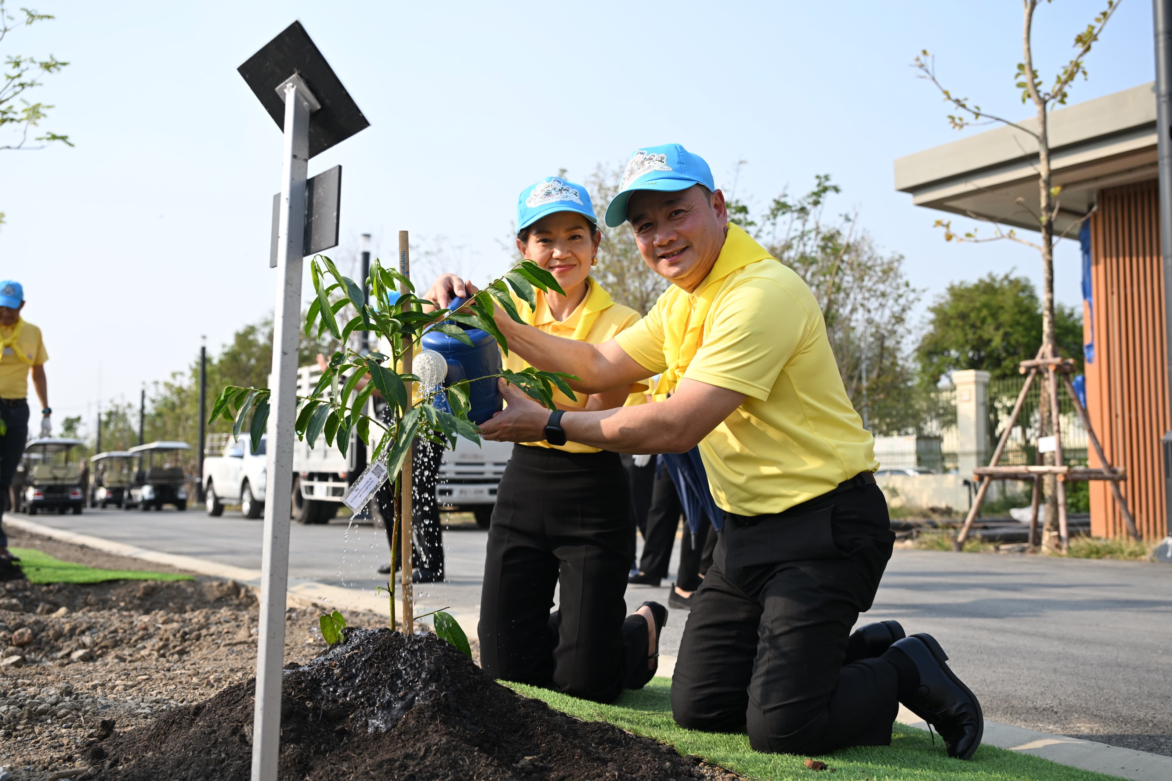 รมว.สรวงศ์ พร้อมภริยา ร่วมกิจกรรมปลูกต้นไม้เฉลิมพระเกียรติพระบาทสมเด็จพระเจ้าอยู่หัว เนื่องในโอกาสพระราชพิธีสมมงคลพระชนมายุเท่าพระบาทสมเด็จพระพุทธยอดฟ้าจุฬาโลกมหาราช