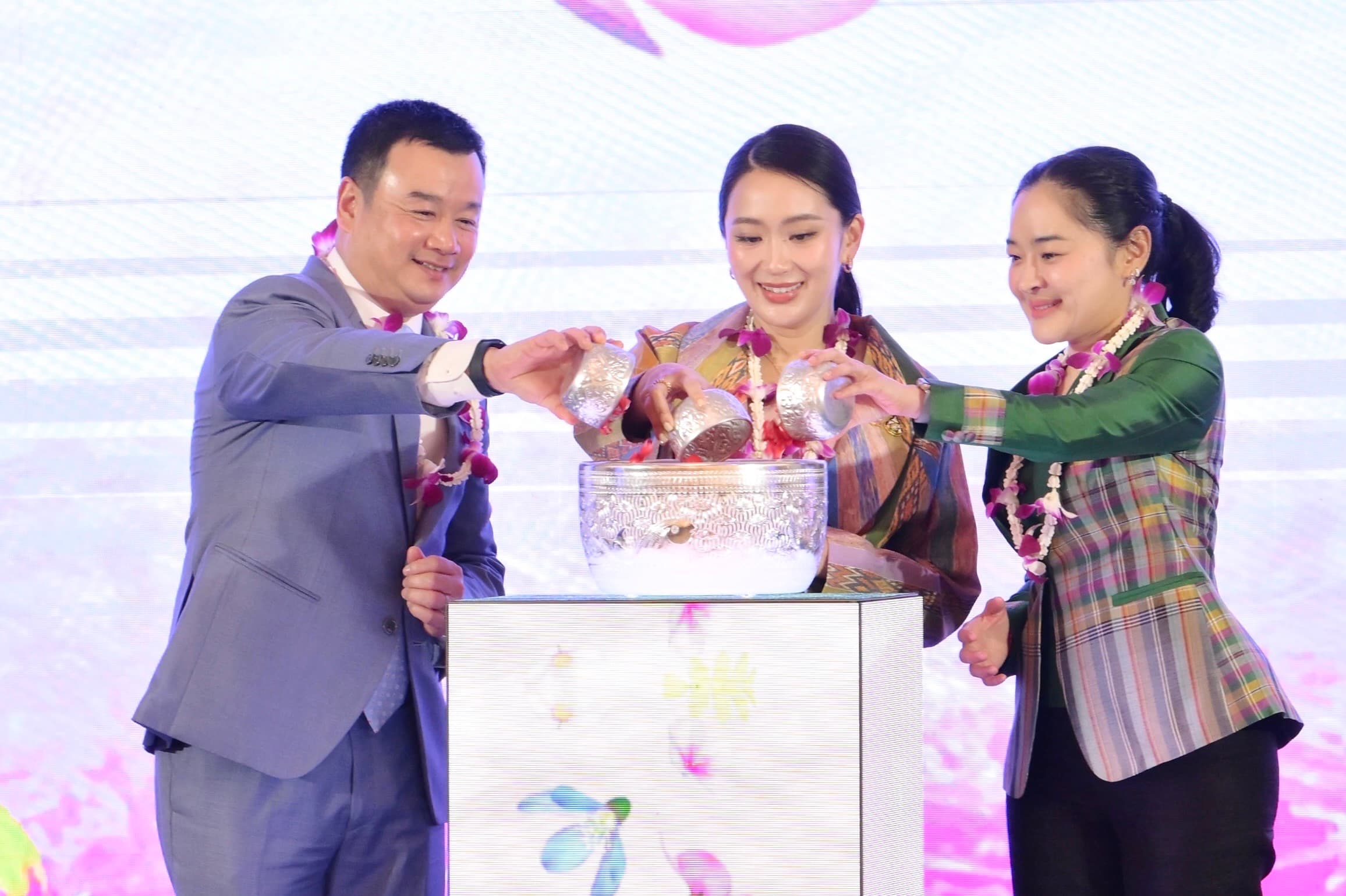 นายกรัฐมนตรีจุดพลุโครงการ Thailand Summer Festivals สร้างสีสันการท่องเที่ยวไทยอย่างยิ่งใหญ่ ด้วยแนวคิด "7 Months 7 Wonders  Summer Festivals ” บูมอีเวนต์ทั่วประเทศต่อเนื่องตลอด 7 เดือนเต็ม!