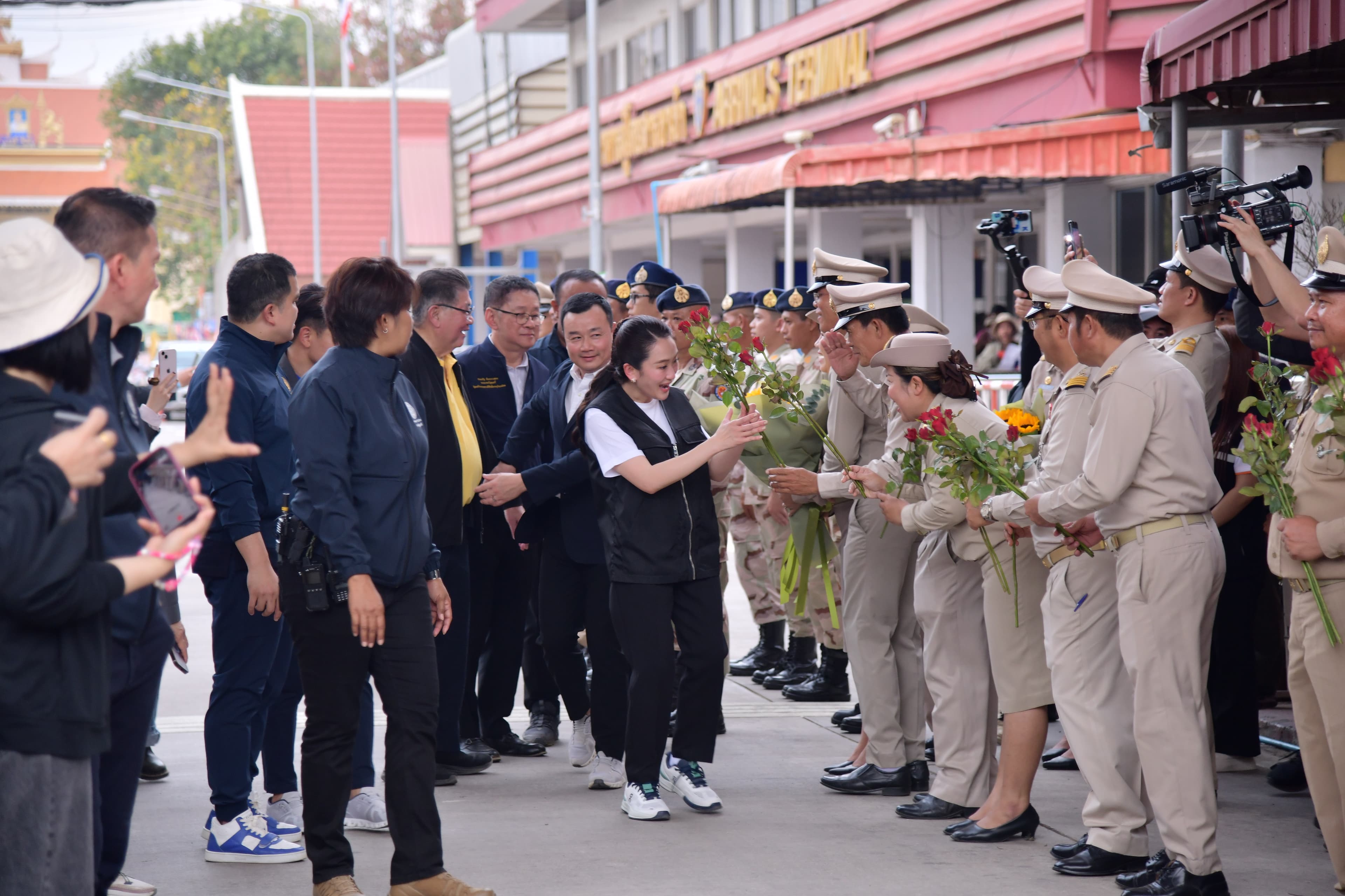 รัฐมนตรีว่าการกระทรวงการท่องเที่ยวและกีฬา ลงพื้นที่ชายแดนปอยเปต พร้อม “นายกรัฐมนตรี” ลุยแก้ปัญหาปราบแก๊งคอลเซ็นเตอร์ เร่งคืนความปลอดภัยให้ประชาชน คืนความมั่นคงให้ประเทศ