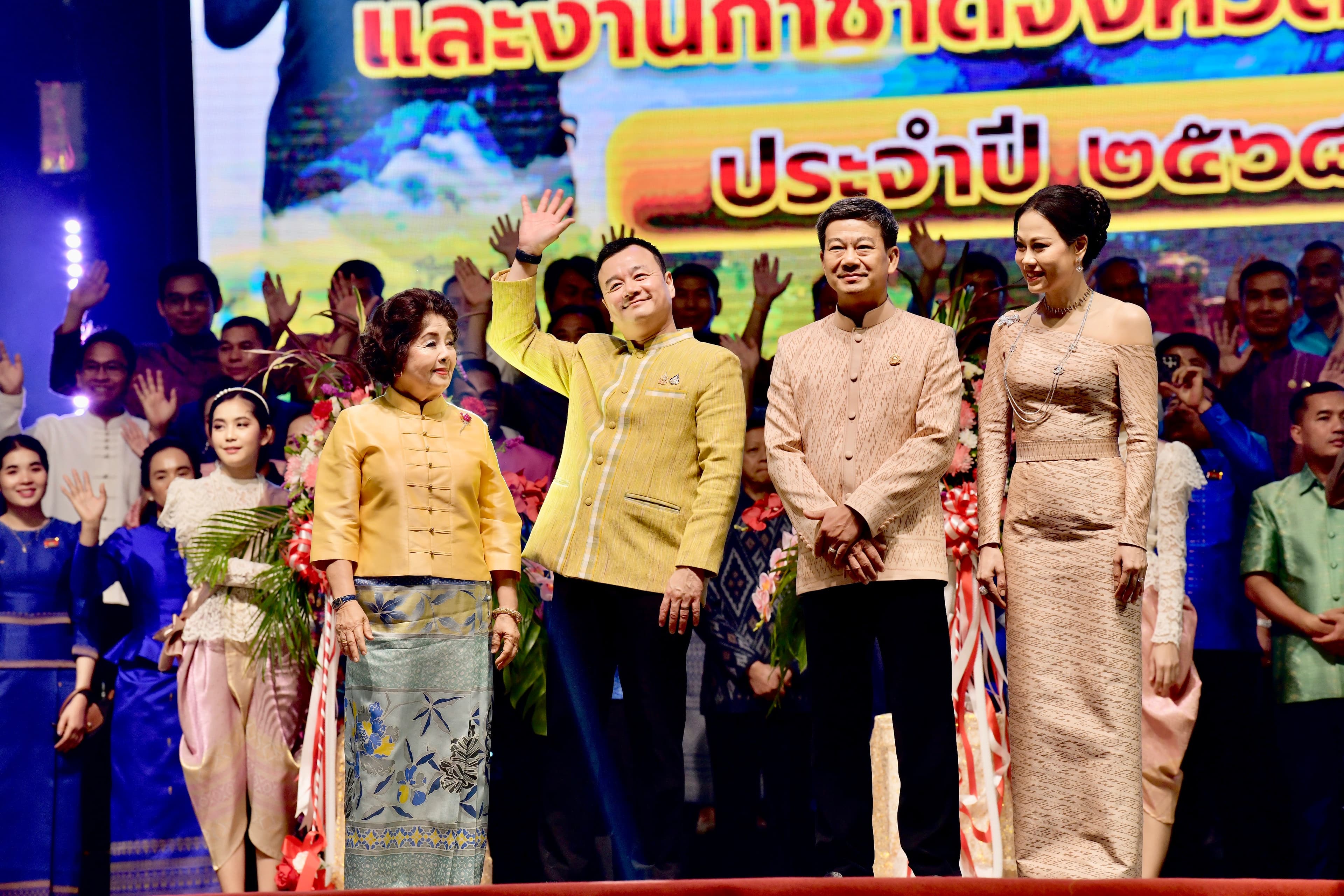 รัฐมนตรีฯ “สรวงศ์” เปิดงาน “สืบสานวัฒนธรรมเบื้องบูรพา และงานกาชาดจังหวัดสระแก้ว” อย่างเป็นทางการ