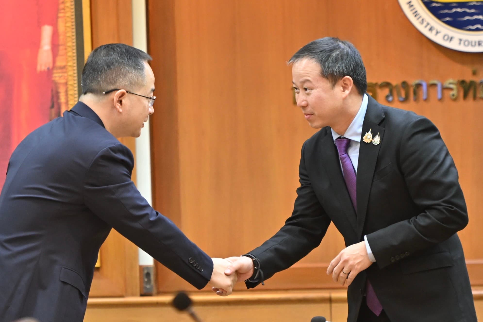 เลขานุการรัฐมนตรีว่าการกระทรวงการท่องเที่ยวและกีฬา หารือคณะผู้บริหารเขตหวู่หลิงหย่วน ส่งเสริมความร่วมมือด้านการท่องเที่ยวไทย-จีน