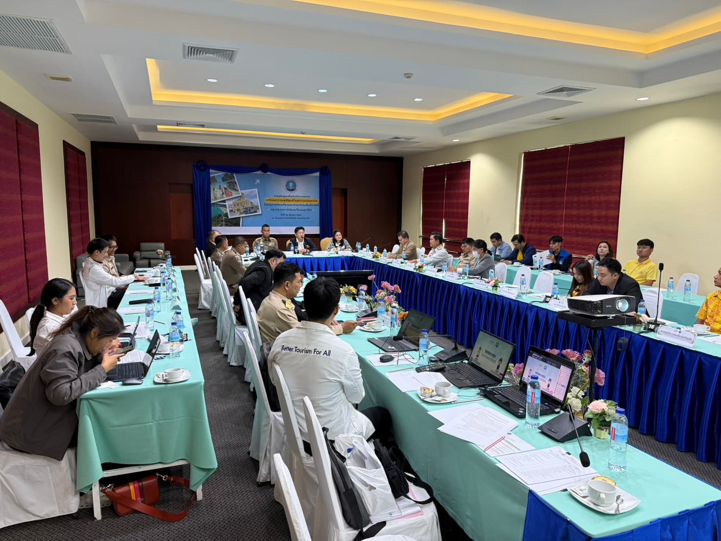 รองปลัดกระทรวงการท่องเที่ยวและกีฬา ได้รับมอบหมายจากปลัดกระทรวงการท่องเที่ยวและกีฬาให้เป็นประธานการประชุมเพื่อจัดทำมาตรการเตรียมความพร้อมด้านความปลอดภัยในฤดูกาลท่องเที่ยวของจังหวัดในพื้นที่ภาคใต้