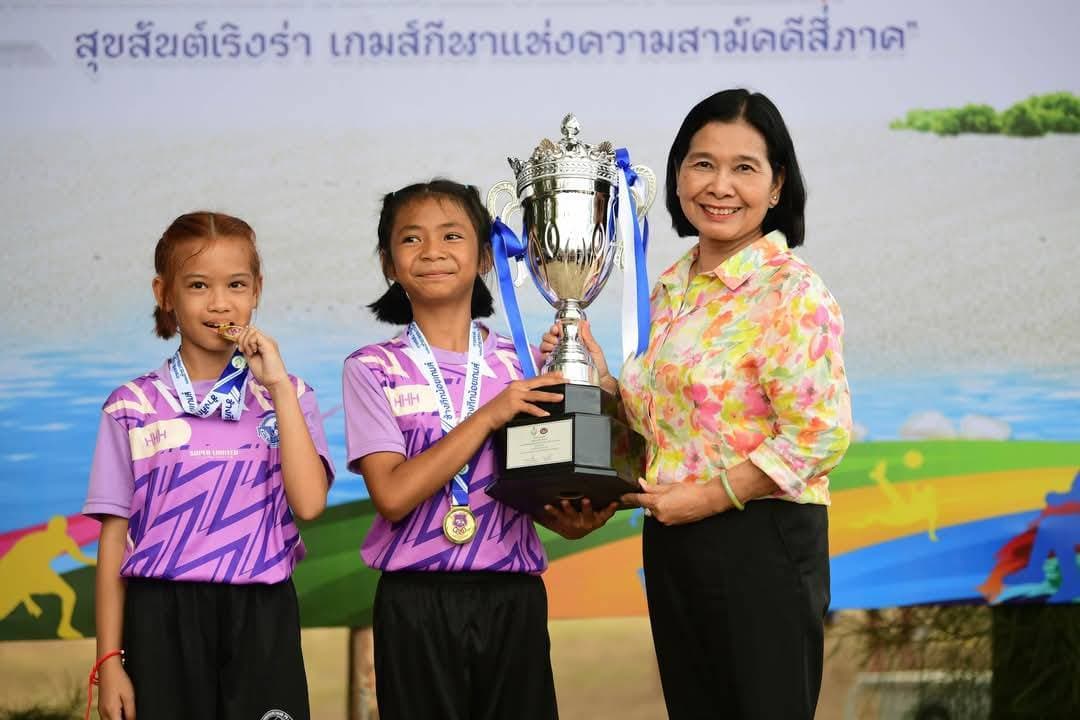 รองปลัดฯ ร่วมเชียร์ “ช้างศึกน้อยเกมส์” มอบถ้วยรางวัลให้นักเรียน รร.ตชด. สืบสานกีฬาพื้นบ้านไทย