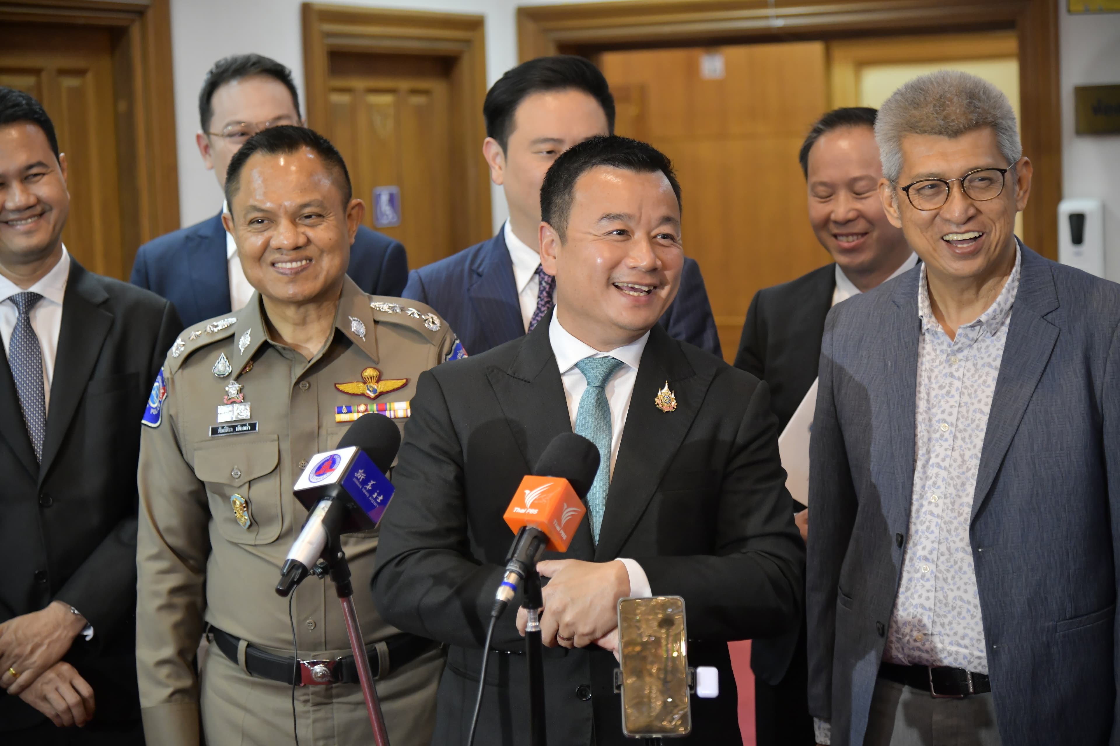 รมว.ท่องเที่ยว ระดมภาครัฐ-เอกชน ถกปัญหาด้านความปลอดภัย เรียกความเชื่อมั่นให้นักท่องเที่ยว หลังกระแสข่าว นทท.ถูกทำร้าย-เรียกเก็บค่าโดยสารเกินอัตรา-ภัยคุกคามจากลุ่มอิทธิพลข้ามชาติ