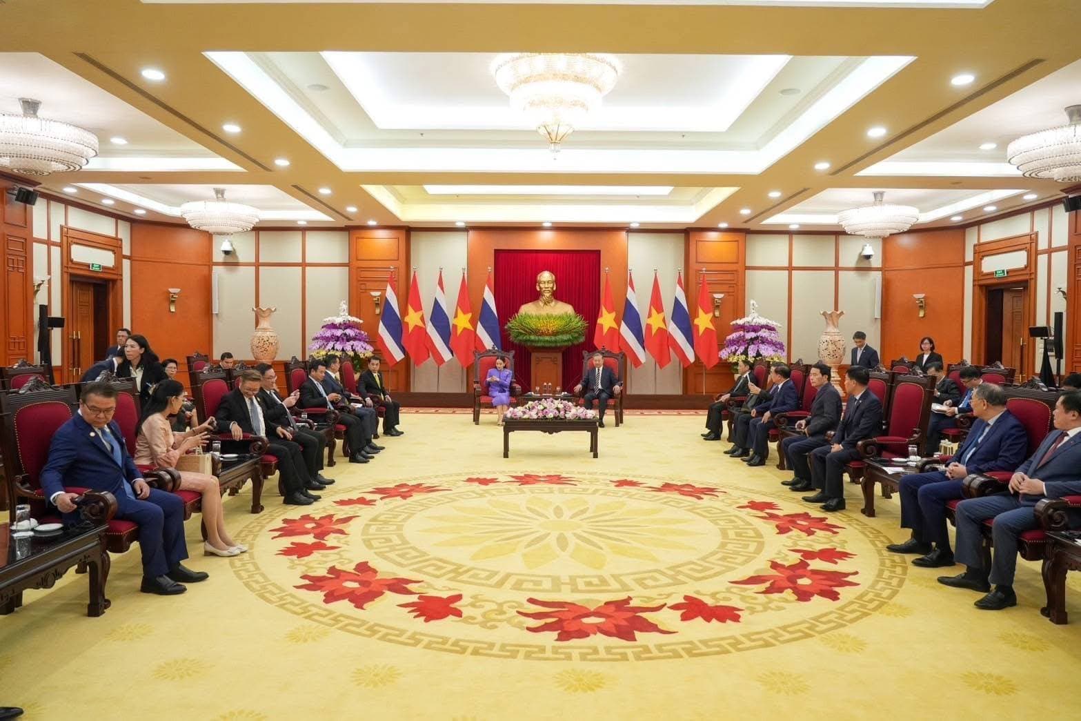 รัฐมนตรีว่าการกระทรวงการท่องเที่ยวและกีฬา ร่วมพิธีวางพวงมาลา ณ อนุสาวรีย์วีรชนและผู้เสียสละบั๊กเซิน และสุสารอดีตประธานาธิบดีโฮจิมินห์ และการประชุมร่วมนายกรัฐมนตรีและรัฐมนตรีอย่างไม่เป็นทางการ (Joint Cabinet Retreat: JCR) ไทย - เวียดนาม ครั้งที่ 4