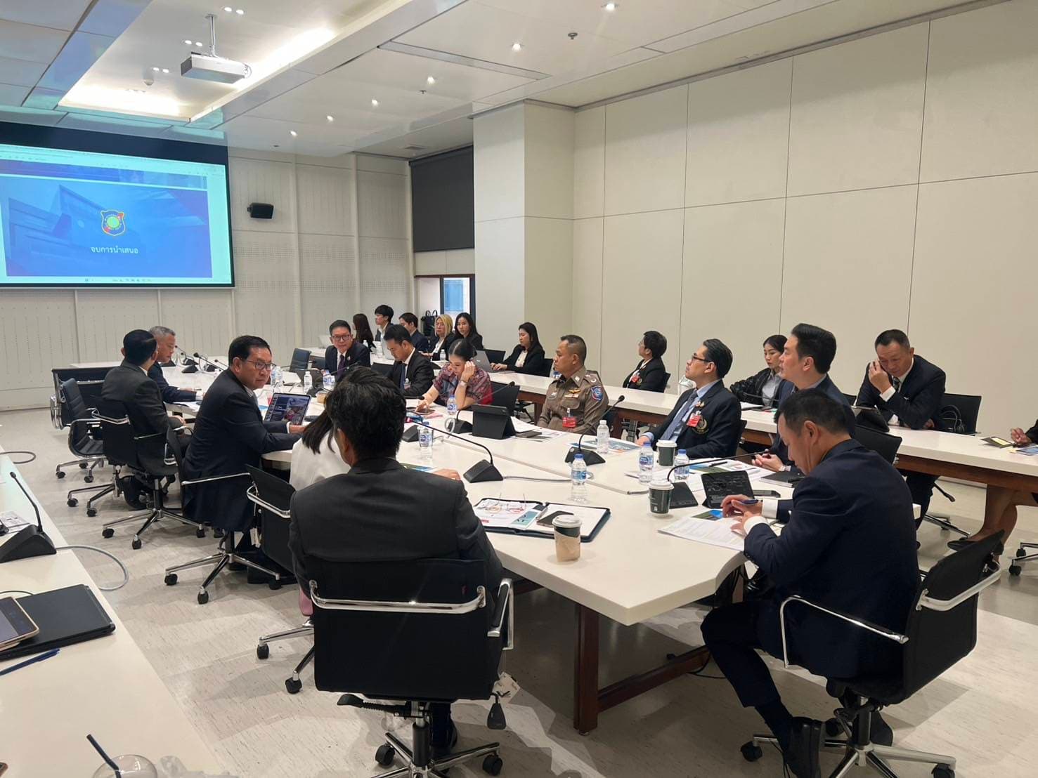 รมว.สรวงศ์ ประชุมหัวหน้าส่วนราชการ หารือปรับกลยุทธ์และแผนการทำงานในด้านการท่องเที่ยวและกีฬาเพื่อการขับเคลื่อนงานในครึ่งปีหลัง