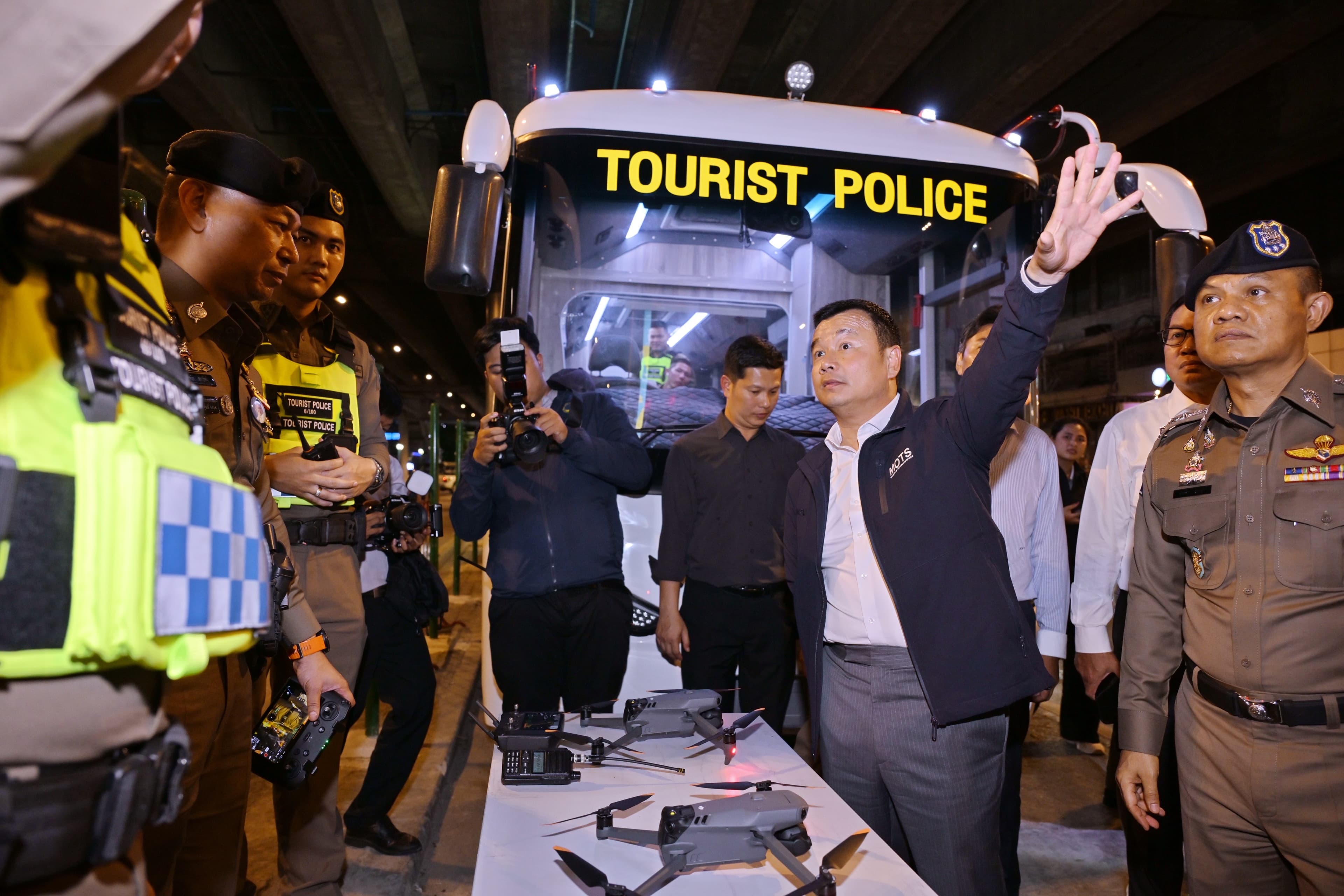 รมว.ท่องเที่ยวฯ ควงแขนผู้บริหาร-ตำรวจท่องเที่ยว ลงพื้นที่ "สุขุมวิทโมเดล" สร้างความเชื่อมั่นนักท่องเที่ยว