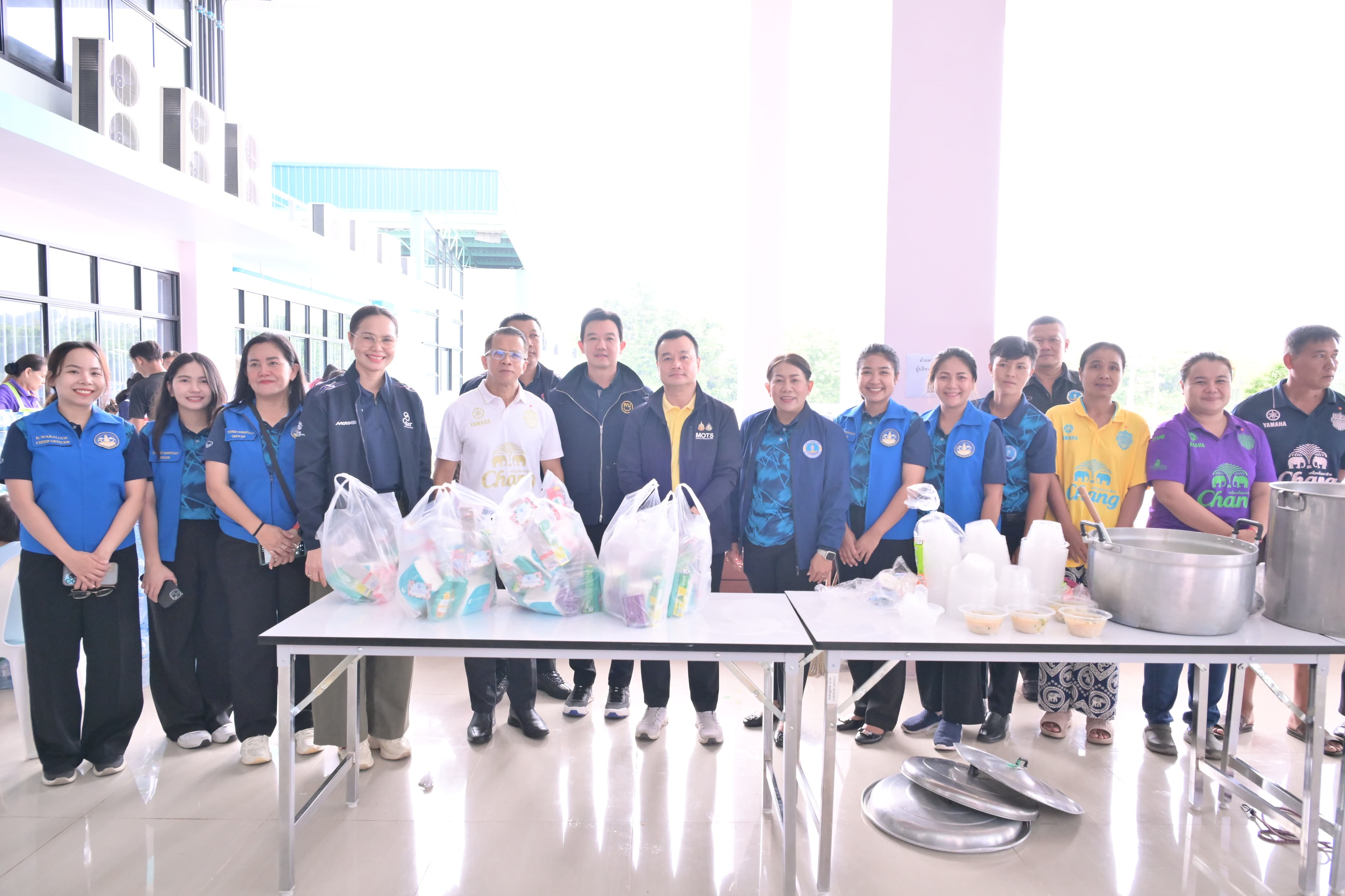 รัฐมนตรีท่องเที่ยวและกีฬา ลงพื้นที่ จ.บุรีรัมย์ เยี่ยมให้กำลังใจผู้อพยพและผู้บาดเจ็บจากเหตุชายแดนไทย–กัมพูชา