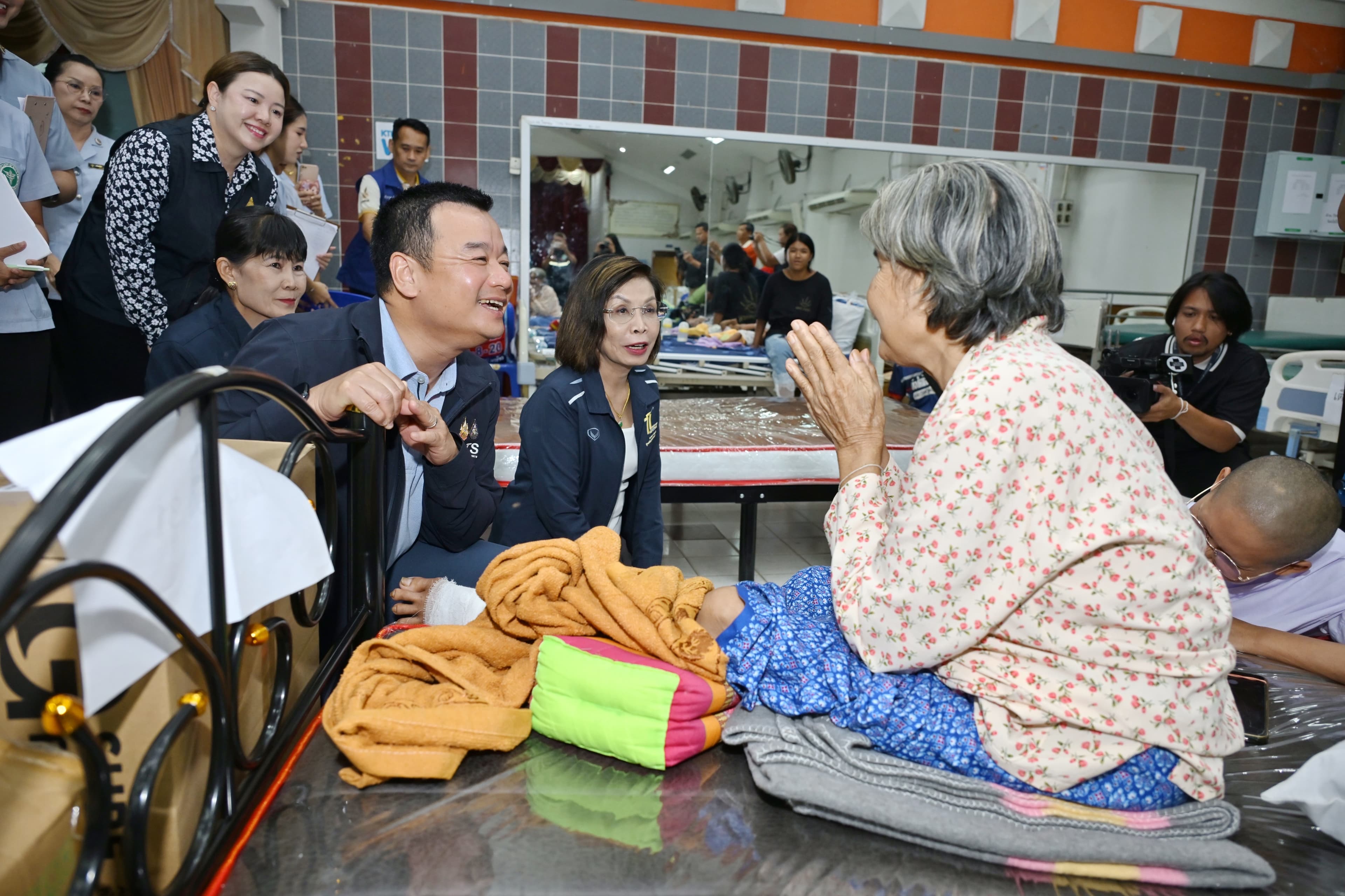 รมว.ท่องเที่ยวและกีฬา ลงพื้นที่ศรีสะเกษ ตรวจเยี่ยมศูนย์พักพิงผู้ประสบเหตุชายแดน พร้อมร่วมไว้อาลัยผู้เสียชีวิตจากเหตุระเบิดปั๊มน้ำมัน ปตท. บ้านผือ อ.กันทรลักษ์